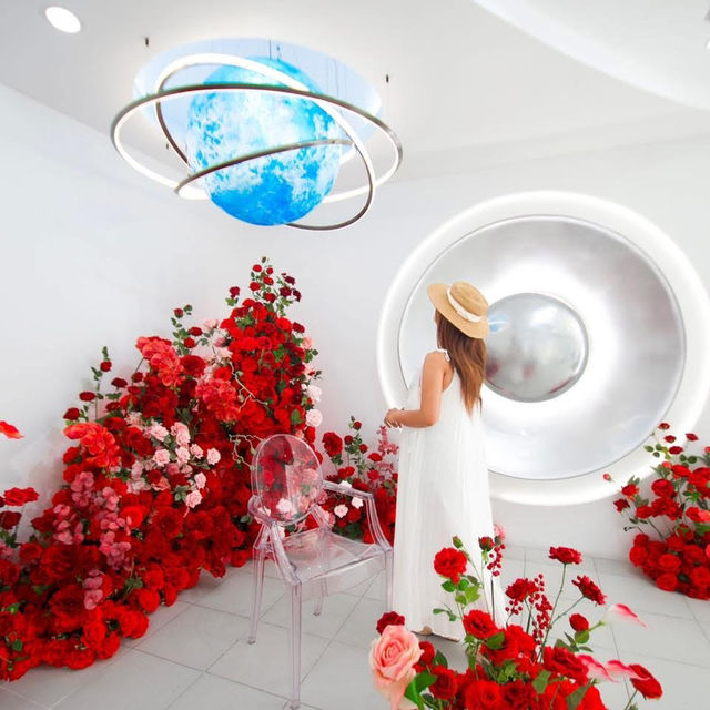   คาเฟ่างแสนกับธีม The Red Flower ตกแต่งด้วยดอกไม้