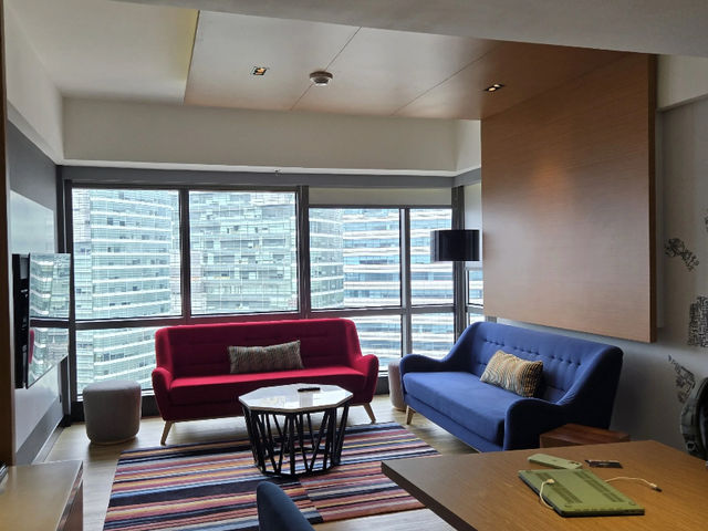 Aloft Kuala Lumpur Sentral: A Convenient & Value-Packed Stay! 🏨✨