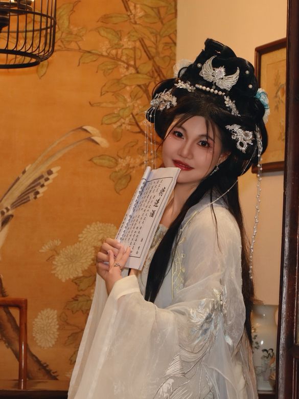 สาวโต่วอินในชุดจีนโบราณ YuYuan Garden 