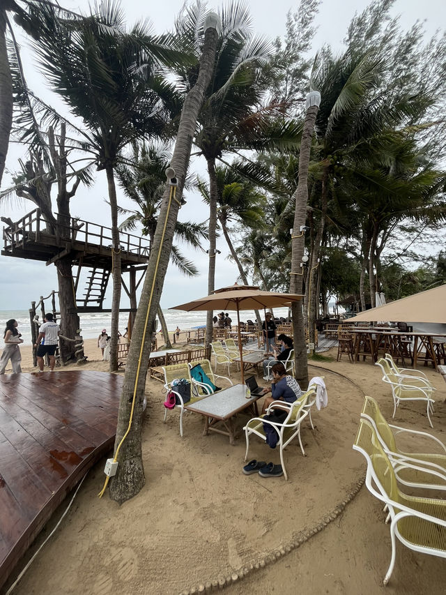 Halehala…จิบเบียร์เย็นๆ ริมหาดเจ้าหลาว 🌊🍻