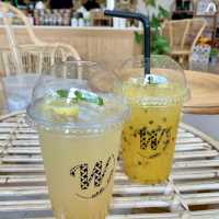 真っ白な外観とミニマルなインテリアが印象的なカフェ🇹🇭
