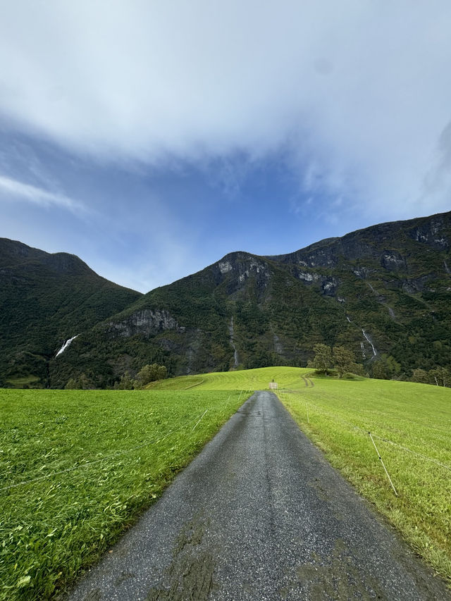 북유럽의 품에 안긴 마을, 플롬