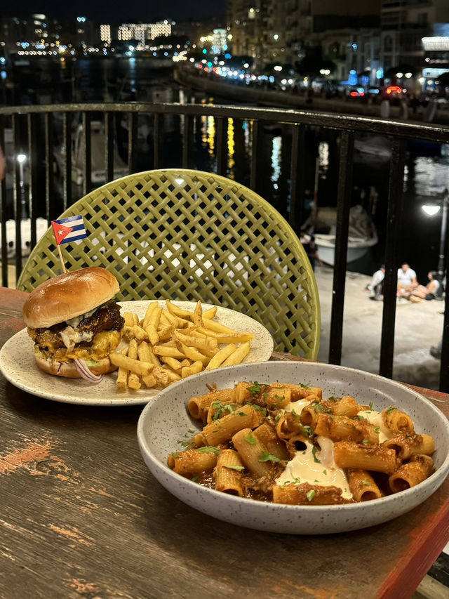 🌙 몰타의 밤을 물들이는 스피놀라 베이의 감성 맛집, 쿠바 🍔