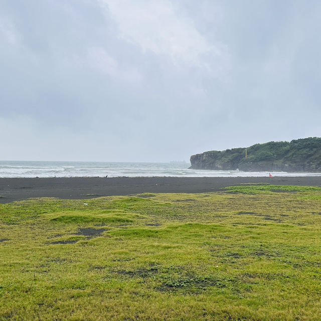🌊 Cijin Beach’s Black Sand Mystery: Nature’s Volcanic Artistry in Kaohsiung 🌊 Cijin Beach’s Black Sand Mystery: Nature’s Volcanic Artistry in Kaohsiung