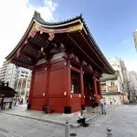 The Thunderous Welcome: Kaminarimon Gate at Sensō-ji 🎇