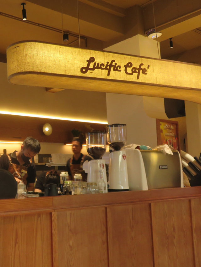 ☕✨ Lucific Café – คาเฟ่ลับย่าน Old Quarter ฮานอย ☕✨ Lucific Café – คาเฟ่ลับย่าน Old Quarter ฮานอย