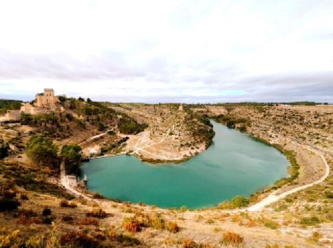 산과 강으로 둘러싸인 절경의 성곽 일몰 감상