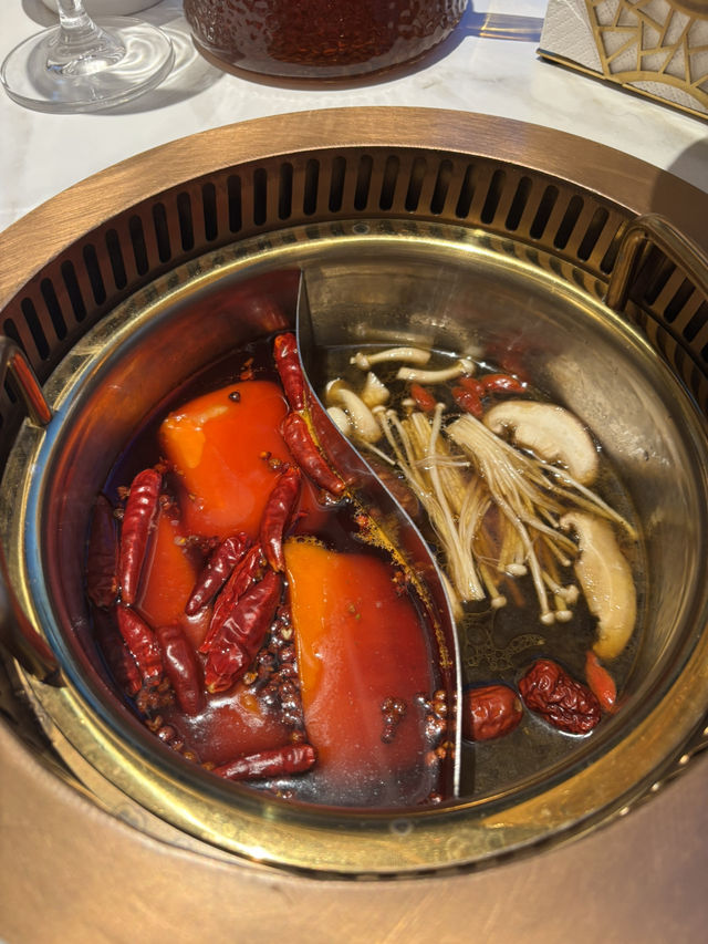 朝天門滾滾紅油美食靚景：享受101樓高空非遺火鍋