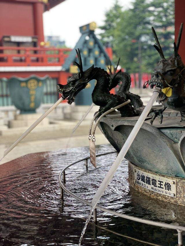 浅草のシンボル「雷門」提灯の下?覗いたことある? 浅草のシンボル「雷門」提灯の下?覗いたことある?