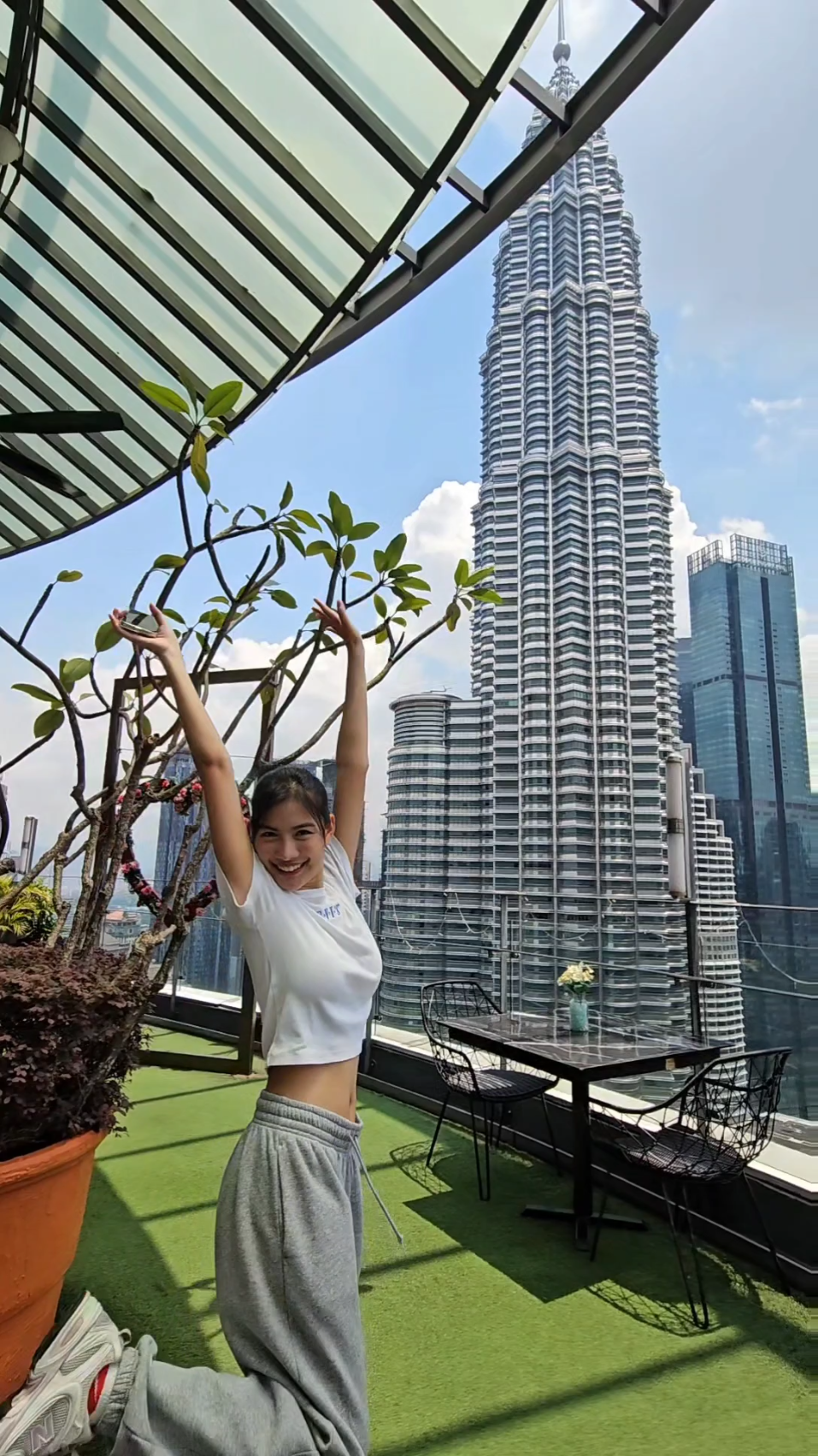 Envi Skydining adalah tempat makan di langit paling terjangkau di Kuala Lumpur, bahkan mungkin di dunia. Dengan paket makan siang mulai dari RM17,90, Anda mendapatkan hidangan utama, minuman, dan pemandangan yang luar biasa, dengan Menara Kembar Petronas tepat di seberang Anda.

Kami berempat, jadi kami memesan 4 menu: Bee Hoon Singapura, Char Koay Teow Penang, Ayam Sambal, dan Nasi Goreng Sambal. Bee Hoon Singapura-nya sangat enak, Char Koay Teow Penang, dan Ayam Sambalnya lumayan, sementara Nasi Goreng Sambalnya kurang pedas.

Namun secara keseluruhan, tempat ini cocok untuk makan siang.

#hellohalloween #travel #kualalumpur #localfood