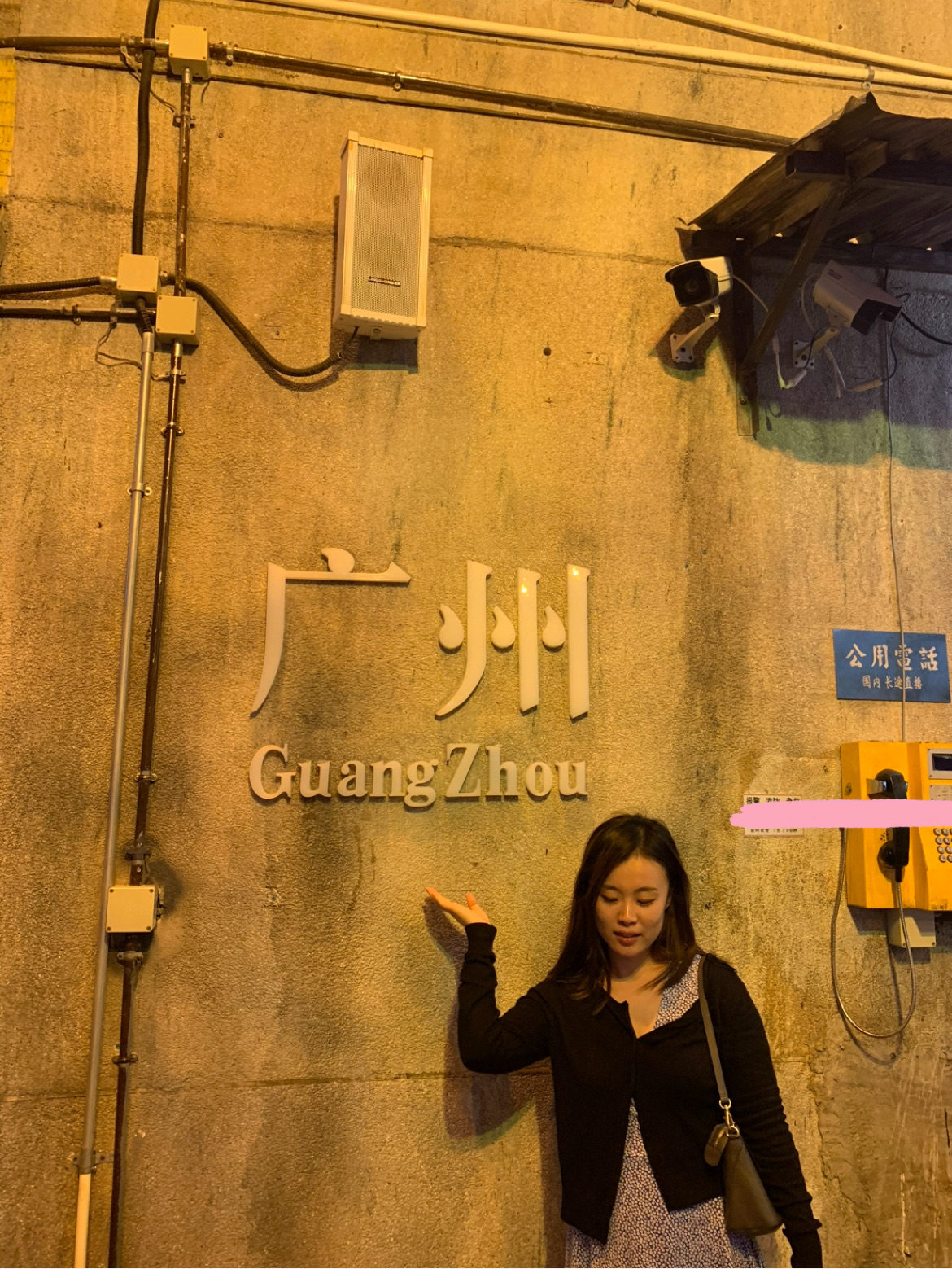 1. 1200bookshop: A 24-hour bookstore in Guangzhou! As soon as you walk in, you'll see people sitting and reading, enjoying their own time! If you love bookstores, want to spend some quality time alone, or want to browse Chinese books, this is a must-visit!

📍Address: 27 Tiyu E Rd, 天河中心 Tianhe District, Guangzhou, Guangdong Province, China
⏰Opening Hours: Open 24 hours a day

2. Foo Kwai: A local favorite, a local favorite, a local favorite! Foo Kwai is a Guangzhou local favorite! First of all, everything on the menu is delicious! The prices are reasonable, so you can enjoy delicious food without feeling guilty. While it's not small, it's packed with Guangzhou flavor! It's a Guangzhou restaurant! You'll regret not going!

📍Address: 6F, Zhongshan 3rd Road, No. 33, China Plaza, Yuexiu District, Guangdong Province, China
⏰Opening Hours: Daily 10:30 AM - 9:30 PM

3. Kaiji Tianpin: This dessert spot is popular with locals, not just tourists! It's affordable, and you can enjoy drinks, as well as delicious Cantonese egg tarts and shoboro bread! There are multiple branches, so find the one nearest you when you're craving dessert!
📍Address: No. 64‑6, Enzhou North Cross Street, Fuli Plaza, Guangzhou, Guangdong, China
⏰Opening Hours: Daily 1:00 PM - 11:30 PM

4. Huacheng Square: As soon as you arrive at Huacheng Square, you'll see the Guangzhou Tower🗼! So, you'll be sure to take at least 100 photos with the Guangzhou Tower in the background! Huacheng Square is home to not only department stores and shops, but also the International Finance Center and the Opera House! This is a must-visit when you visit Guangzhou! We recommend visiting around evening time to take photos with the illuminated Guangzhou Tower in the background!

📍Address: South of Huangpu Avenue, Zhujiang New Town metro exit, CBD of Zhujiang New Town, Guangzhou China
⏰Opening Hours: 24 hours

#TravelPlanning #Guangzhou #GuangzhouTravel #GuangzhouRestaurants #GuangzhouHotPlaces #GuangzhouTravelRecommended #GuangzhouNightView #GuangzhouTower