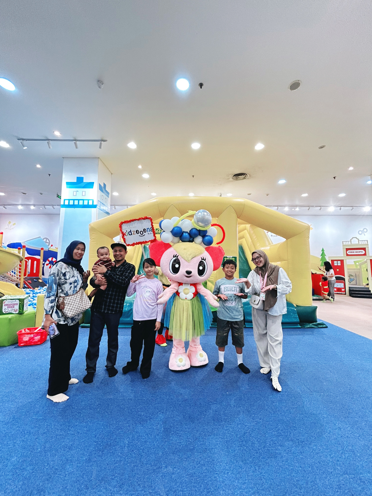 #tripindoor 

Nah jd ini dia salah satu tempat rekomendasi
Yg bagus untuk edukasi anak2 dikidzoona

Aku pilih main disini krna bnyk sekali beragam permainan yg dpt dimainkan anak2 :

1. Area bermain peran (Mini City)
2. Kolam Bola
3. Area Kreativitas (Pasir kinetik, Toys corner & Area Mewarnai)
4. Area untuk melompat (trampolin & Air track)
5. Area untuk bayi 0-12 bulan (geratis)

