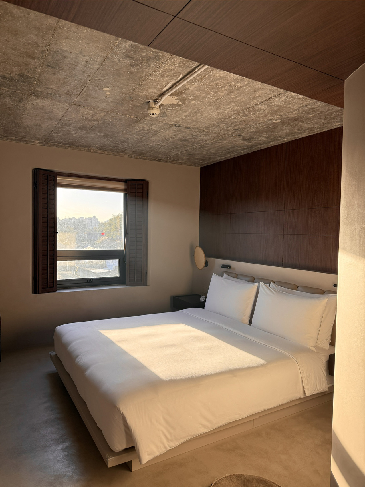 Meskipun terletak di kota bersejarah, hotelnya sendiri bergaya dan modern.

Pelayanannya fantastis: staf resepsionis menyambut saya dengan hangat, membantu saya membawakan koper, memberikan petunjuk arah terperinci ke berbagai tempat wisata terdekat, dan mengonfirmasi waktu kedatangan saya sebelumnya untuk mempersiapkan segala sesuatunya sebelum check-in. Kamar dibersihkan tanpa cela setiap hari, dan setiap detailnya dipikirkan dengan matang.

Dan yang terpenting, mereka mencetak foto saya dan meletakkan bunga segar di kamar saya saat kedatangan – sejujurnya, ini pertama kalinya saya disambut seperti ini di hotel. Sungguh tak terduga dan sangat menyenangkan!

Lokasinya juga merupakan nilai tambah yang besar! Tiananmen, Kota Terlarang, dan Museum Nasional Tiongkok semuanya dapat dicapai dengan berjalan kaki. Di dekatnya terdapat Jalan Pejalan Kaki Dashilar, hutong-hutong dengan suasana Beijing kuno, dan terdapat banyak kafe, toko, dan restoran autentik di sekitarnya!

Jika Anda ingin merasakan suasana Beijing kuno tetapi tinggal di tempat yang indah dan modern, hotel ini sempurna.

📍 Hotel Qianmen Shan (前门扇酒店)
Jalan Qianmen (前门大街), Beijing, Cina

#HutongHotel #Dashilar #Qianmen #QianmenShanHotelBeijing #BeijingDesignHotel #HiddenGemHotel #SpatialAesthetics