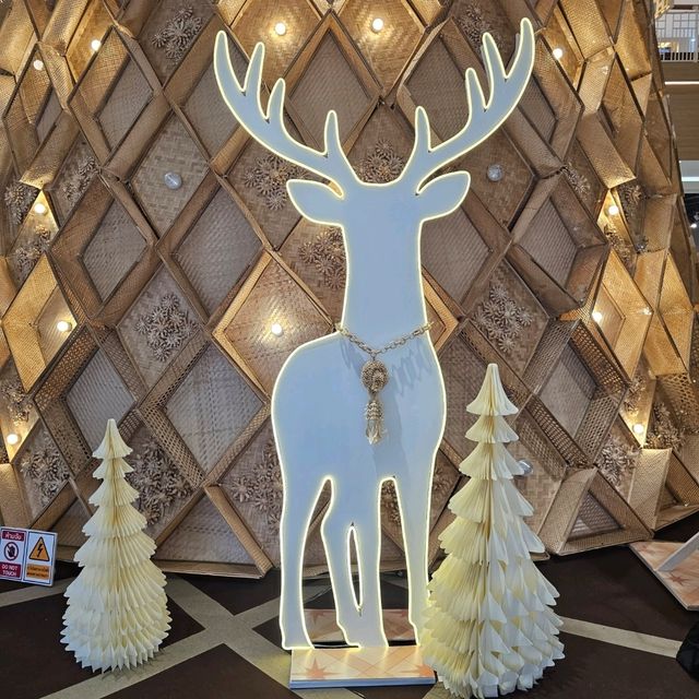 พิกัด : ถ่ายรูปต้นคริสต์มาส ทำจากไม้ไผ่+งานจักสาน