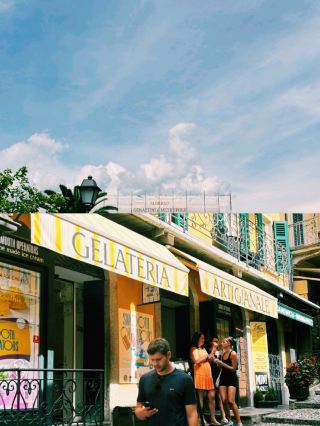 科莫，一座光是坐在水邊就能讓人感到舒適的城市。