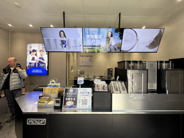 ☕ Luckin Coffee (Mutianyu Great Wall Branch) — A Well-Deserved Coffee Break After the Climb