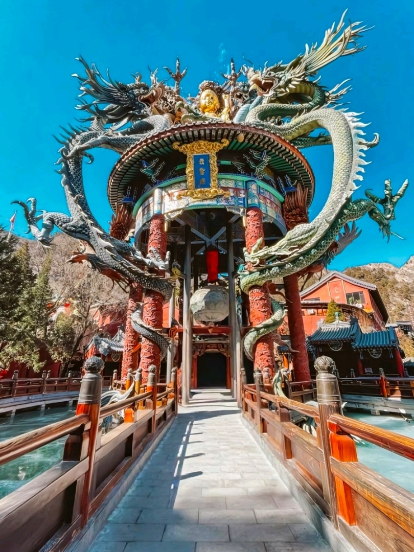 "A Secret Mountain Temple Nearly a Thousand Years Old in Beijing — Free! It's so beautiful, you must visit at least once." Nestled deep in the valleys of Mentougou District, Bai Pu Temple (白瀑寺) is an ancient temple from the Liao Dynasty, nearly 900 years old. Its architecture is authentically traditional, giving off a "hidden but totally worth it" vibe. Once you ascend, you'll experience a tranquility that the bustling city simply cannot offer. 🧘🏻♀️🍃
Highlights You Can't Miss:
📍 Yun Lei Pavilion surrounded by "5 Dragons & 2 Phoenixes"
📍 The majestic Crown Prince Buddha, so stunning you'll be left speechless
📍 Mahavira Hall housing over 3,000 Buddha statues
📍 Guanyin Pavilion offering panoramic views with Buddha statues visible in all four directions
Easy Walking Route:
🔸 Entrance → Memorial Archway → Bell Tower → Drum Tower
🔸 Heavenly Kings Hall → Maitreya Hall → Mahavira Hall
🔸 Guanyin Hall → Ksitigarbha Hall → Ancestral Hall
🔸 Yao Shi Hall → Guardian Hall → Saints Hall
🔸 Sutra Library → Dharma Hall → Bell & Drum Tower
📍 Location: Bai Pu Temple, Yubai Village, Yanchi Town, Mentougou District, Beijing
🚗 Recommended to drive (the mountain path is quite deep)