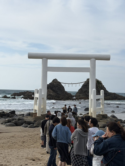 Fukuoka Sightseeing] A Spectacular Torii Gate Drawing Crowds