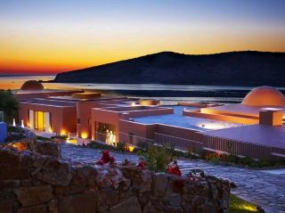 🇬🇷 Domes of Elounda, Autograph Collection

Domes of Elounda เป็นรีสอร์ตหรูระดับ 5 ดาวบนเกาะครีต ประเทศกรีซ ตั้งอยู่ริมอ่าว Mirabello อันงดงามในเมือง Elounda และได้รับการยอมรับว่าเป็นหนึ่งในรีสอร์ตที่ดีที่สุดของทะเลเมดิเตอร์เรเนียน ด้วยวิวทะเลสีฟ้าครามและทัศนียภาพของเกาะ Spinalonga ที่มีชื่อเสียง ทำให้ที่นี่กลายเป็นจุดหมายปลายทางยอดนิยมของนักเดินทางสายลักชัวรีจากทั่วโลก

ตัวรีสอร์ตได้รับการออกแบบโดยผสมผสานสถาปัตยกรรมร่วมสมัยเข้ากับเสน่ห์แบบกรีกดั้งเดิมอย่างลงตัว ห้องพัก ห้องสวีท และวิลล่าส่วนใหญ่มาพร้อมสระว่ายน้ำส่วนตัวหรืออ่างน้ำกลางแจ้ง พร้อมวิวทะเลแบบพาโนรามาที่สร้างบรรยากาศแห่งการพักผ่อนอย่างแท้จริง ภายในห้องพักตกแต่งด้วยวัสดุคุณภาพสูงและสิ่งอำนวยความสะดวกครบครันในระดับโรงแรมชั้นนำของโลก

Domes of Elounda ยังโดดเด่นด้านอาหารและบริการระดับพรีเมียม โดยมีร้านอาหารหลายแห่งที่นำเสนอทั้งอาหารกรีกดั้งเดิม อาหารทะเลสด และเมนูนานาชาติ นอกจากนี้ยังมีสปาขนาดใหญ่ ฟิตเนส สโมสรสำหรับเด็ก และชายหาดส่วนตัวที่เงียบสงบ เหมาะสำหรับทั้งคู่รัก ครอบครัว และนักเดินทางที่ต้องการสัมผัสประสบการณ์พักผ่อนสุดหรูท่ามกลางธรรมชาติอันสวยงามของกรีซ

📍 จุดเช็กอิน

Main Infinity Pool

Spinalonga Viewpoint

Private Beach Area

Luxury Villa Terrace

Sunset Lounge

Domes Spa

Mirabello Bay

Sea View Walkway

✨ ไฮไลต์

วิวเกาะ Spinalonga สุดอลังการ

วิลล่าพร้อมสระว่ายน้ำส่วนตัว

ชายหาดส่วนตัวริมทะเล

เหมาะสำหรับครอบครัวและคู่รัก

ร้านอาหารระดับพรีเมียม

รีสอร์ตหรูชื่อดังของเกาะครีต

#DomesOfElounda #Crete #GreeceLuxury #LuxuryHotel #LuxuryResort #TravelGreece #FiveStarHotel #HotelReview #MediterraneanLuxury #LuxuryTravel #BeachResort #BucketListTravel #LuxuryLifestyle #HotelLover #Wanderlust #BeautifulHotels #TravelInspiration #GreekIsland #LuxuryVacation #EliteTravel