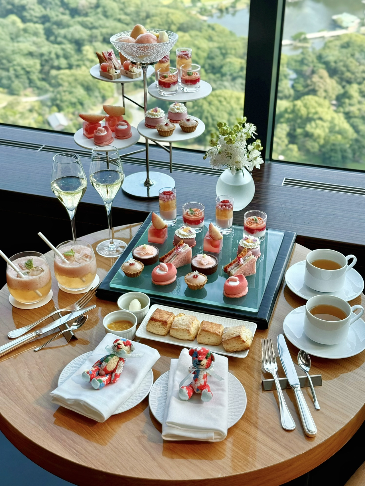 #worthitornot 

If you love peaches, I’d definitely say yes!

The experience started with a refreshing welcome drink made with fresh peach and oolong tea, which immediately set the mood for a relaxing afternoon.

The afternoon tea included five peach-inspired sweets and three savory bites, and I loved how every item showcased peaches in a different way. Some desserts highlighted the juicy sweetness of fresh peaches, while the savory dishes paired them with meat and aromatic vegetables for surprisingly delicious combinations.

Another highlight was the hotel’s signature scones, made from the same recipe since the hotel first opened. There were two flavors—plain and pineapple—served with rich clotted cream and orange jam.

If you’re celebrating something special, the Deluxe Afternoon Tea is worth considering. It includes everything from the standard set, plus an extra savory dish featuring peach, foie gras, and chicken, a glass of Champagne, and a beautiful plate of fresh Japanese peaches.

It was such a peaceful and elegant way to enjoy one of Japan’s best seasonal fruits.

Would you choose the standard set or splurge on the deluxe version? 🍑✨

#conradtokyo #afternoontea #peachdesserts #tokyo