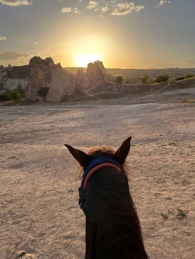 HORSERIDING IN CAPPADOCIA, WHAT AN EPIC TRAVEL MOMENT!