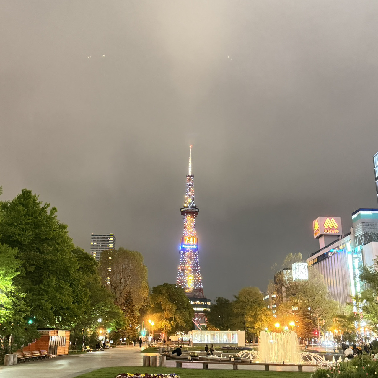 Gợi ý lịch trình chuyến đi Sapporo 3 ngày

🗺️ Giới thiệu điểm đến
Chào mọi người ~ Lần này mình muốn chia sẻ với các bạn chuyến đi Sapporo 3 ngày 2 đêm mà mình đã lên kế hoạch kỹ lưỡng! Sapporo, thủ phủ của Hokkaido, là một thành phố kết hợp giữa truyền thống và hiện đại. Nơi đây không chỉ có thiên nhiên tươi đẹp mà còn có rất nhiều món ăn ngon chất lượng cao đang chờ bạn khám phá 🍜⛷️! 3 ngày, sẽ đưa bạn đến tham quan tất cả những điểm du lịch không thể bỏ qua, thưởng thức ẩm thực ngon đích thực, đồng thời vẫn được lưu trú thoải mái và tiện nghi!

📍 Lịch trình

👉 Ngày 1
🧭 Lộ trình chuyến đi:
Khởi hành từ sân bay và đi thẳng đến khách sạn trong thành phố để nhận phòng, sau đó thong thả dạo quanh Công viên Odori, Tháp truyền hình Sapporo và khu mua sắm Tanukikoji, khởi đầu ngày mới thật thư giãn ~

✈️ Phương tiện di chuyển:
Bạn có thể đi tàu JR từ Sân bay New Chitose đến trung tâm thành phố Sapporo, chỉ mất khoảng 40 phút ~

🏖️ Các điểm tham quan không thể bỏ qua:

· Công viên Odori (1-12-chome, Odori West, Chuo-ku, Sapporo, Hokkaido)

· Tháp truyền hình Sapporo (1-chome, Odori West, Chuo-ku, Sapporo, Hokkaido)

· Phố mua sắm Tanukikoji (1-7-chome, Minami 2-jo, Chuo-ku, Sapporo, Hokkaido)

🥘 Gợi ý món ăn:

· Cà ri (đặc sản Sapporo nhất định phải thử)

· Thịt cừu nướng Thành Cát Tư Hãn
· Kem đá bào đặc sản Hokkaido Kem🍦

🏠 Chỗ ở:
· Khách sạn Holiday Inn Suites InterContinental Sapporo Odori Park (InterContinental Sapporo, 4-chome Odori West, Chuo-ku, Sapporo)
Khách sạn có vị trí cực kỳ thuận tiện, chỉ cách Công viên Odori vài phút đi bộ, và có rất nhiều cửa hàng tiện lợi và quán ăn gần đó!

👉 Ngày 2
🧭 Lộ trình chuyến đi:
Buổi sáng, hãy đến chợ sáng để ăn món hải sản tươi ngon, sau đó đến Công viên Bạch Liên để chụp ảnh và thư giãn! Buổi chiều, bạn cũng có thể đi bộ đến Đền Hokkaido để cầu nguyện.

✈️ Phương tiện giao thông:
Tàu điện ngầm/xe buýt trong thành phố rất thuận tiện, không xa các điểm tham quan, nên mua vé ngày không dừng!

🏖️ Các điểm tham quan không thể bỏ qua:

· Chợ Sapporo Nijo (1-chome, Minami 3-jo, Chuo-ku, Sapporo, Hokkaido)

· Công viên Bạch Liên (11-36 Miyazawa 2-chome, Nishi-ku, Sapporo, Hokkaido)

· Đền Hokkaido (474 ​​​​Đồi Miyano, Chuo-ku, Sapporo, Hokkaido)

🥘Gợi ý món ăn:

· Cơm hải sản Hokkaido
· Sô cô la Bạch Liên
· Kem brûlée

🏠 Chỗ ở:

· Khách sạn Holiday Inn Suites InterContinental Odori Park, Sapporo

👉 Ngày 3

🧭 Lộ trình chuyến đi:
Vào ngày cuối cùng, chúng tôi khuyên bạn nên ghé thăm Bảo tàng Bia Sapporo để trải nghiệm văn hóa bia đích thực và mua quà lưu niệm mang về Hồng Kông!

✈️ Phương tiện di chuyển:
Sử dụng tàu điện ngầm/xe buýt để di chuyển nhanh chóng, và bạn có thể khám phá thêm nếu có thời gian.

🏖️ Các điểm tham quan không thể bỏ qua:
· Bảo tàng Bia Sapporo (1-1, 9-chome, Kita 7-jo, Higashi-ku, Sapporo, Hokkaido)

· Trung tâm thương mại Ario Sapporo (ngay cạnh Bảo tàng Bia, nhất định phải đến để mua sắm!)

🥘 Gợi ý ẩm thực:

· Bia Sapporo với cánh gà rán
· Socola ロイズ

🏠 Chỗ ở:

· Khách sạn Holiday Inn Suites InterContinental Odori Park, Sapporo

💡 Mẹo:

· Nên mang theo áo khoác dày! Thời tiết ở Hokkaido có thể lạnh hơn bạn nghĩ.

· Hầu hết các địa điểm trong thành phố Sapporo đều chấp nhận thẻ IC giao thông công cộng.

· Nhớ đặt khách sạn và trải nghiệm tham quan trên Trip.com trước, vừa nghỉ dưỡng vừa vui chơi, thật tiện lợi!

Hãy nhớ lưu lại chuyến đi này, đến Sapporo để vui chơi chỉ trong vài phút sẽ trở thành điểm đến yêu thích của bạn! Nếu bạn có bất kỳ câu hỏi nào, bạn có thể để lại lời nhắn và hỏi tôi nhé ~🌟