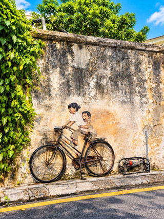 🇲🇾 Penang Solo Trip | 3 Days 2 Nights - Traveling Solo Can Be Fun Too
📍 George Town, Penang, Malaysia
📅 15–17 October 2026
I decided to fly to Penang alone for 3 days and 2 nights, intending to spend time with myself, stroll around, take photos, try local food, and experience the charming atmosphere of this old city.
DAY 1 | First Night in Penang 🌙
After arriving in Penang, I took a Grab into the city and stayed at Mokozoyo Hotel before heading out to explore Love Lane and Chulia Street.
The night was very lively, with many street food options. I tried satay and a refreshing watermelon juice, then strolled around the city at a leisurely pace. It was my first night truly experiencing Penang's atmosphere.
DAY 2 | Penang Hill & Street Art 🌿
I started the day with breakfast and coffee before heading to Penang Hill. I took the funicular up to see the city view from above.
The view was beautiful, the atmosphere was great, but I have to say, it was very hot! 😅 I recommend bringing an umbrella, water, and comfortable walking shoes.
In the afternoon, I went for a stroll through the street art area of George Town. This city has beautiful old buildings, murals, and tons of photo opportunities.
In the evening, I tried several more local dishes. Some were delicious, others not so much my liking, but it added to the excitement of traveling alone.
DAY 3 | Café Hopping & Souvenirs ☕
My last day started at Toh Soon Cafe. I tried their toast and cold drinks – a simple but satisfying breakfast.
For lunch, I stopped at Black Kettle Café and ordered the Tomyam Linguine Set Lunch with mushroom soup and an Iced Honey Lemon.
To be honest, the mushroom soup was a bit salty, the pasta and chicken were quite tough, but the chicken was seasoned well. The Honey Lemon was refreshing and not too sweet – my favorite drink of the meal! 🍋
Before heading back, I stopped at Ghee Hiang to buy some famous Penang souvenirs, then picked up my luggage at the hotel and headed to the airport.
💡 Tips for solo travelers in Penang:
✅ Stay in the George Town area for easy access to walking and restaurants.
✅ Use Grab to get to more distant locations like Penang Hill.
✅ Prepare comfortable walking shoes, an umbrella, and plenty of water because it's very hot.
✅ If you enjoy taking photos... Allow extra time for exploring the street art area.
✅ Buy souvenirs before you leave, but don't forget to factor in carry-on baggage allowance.
Summary of this trip 💙
Penang is a great city for solo travel. You can stroll through the old town, try new foods, relax in cafes, and spend quality time with yourself.
Not every dish was delicious, and not everything went according to plan, but everything became a memorable experience.
3 days and 2 nights may seem short, but it was enough to enjoy solo travel again 🌏
#penang #georgetown #solotravel #malaysiatravel #tripmoments
