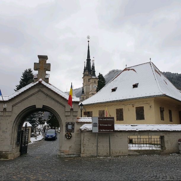 📚🇷🇴 Discover the Jewel of Education: First Romanian School in Brasov! 🎒✨


