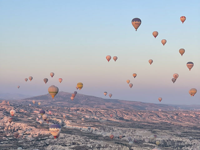 How beautiful is the sky in space balloons in Cappadocia! 🎈✨