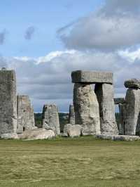 Discover Stonehenge: The Ancient Wonder of England 🏺🌿