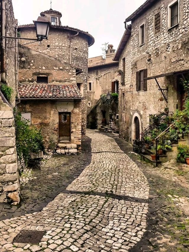 🏰 Whispers of Stone – Sermoneta, Italy