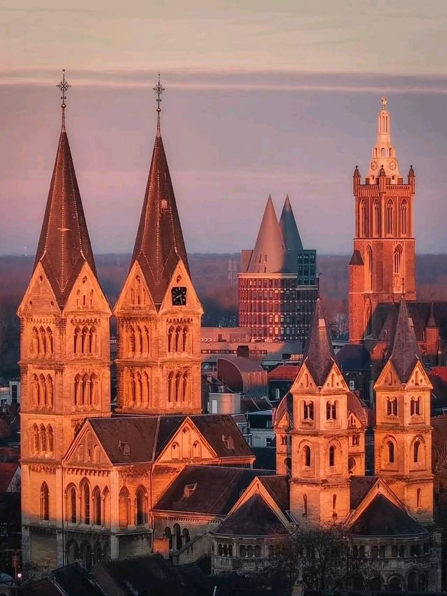 ⛪🛍 “Historic Charm & Shopping Bliss: A Day in Roermond” 🇳🇱