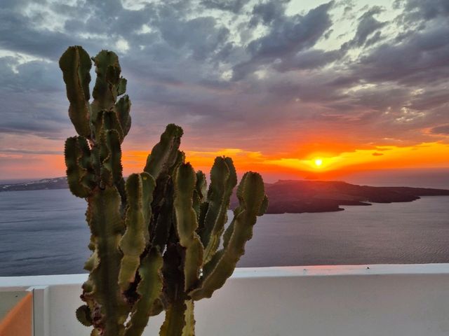 🌋 Inside the Heart of Santorini: Discovering the Magic of the Caldera ✨