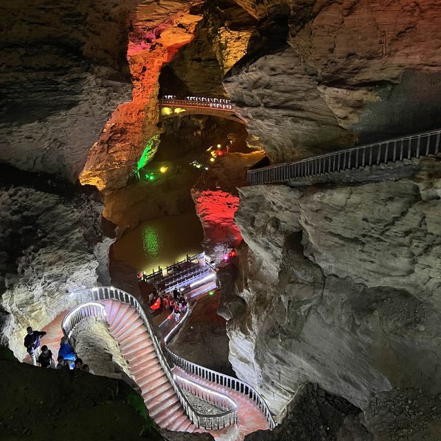 Huanglong colorful cave