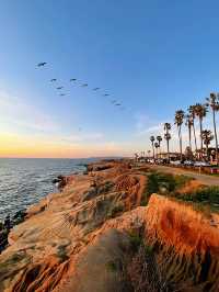Sunset cliff magnificent scenery, enjoy the stunning scenery across the ocean.