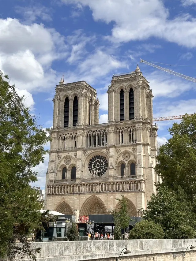 สำรวจ 'หัวใจของพระแม่': แสงสว่างที่ Notre Dame ในปารีส