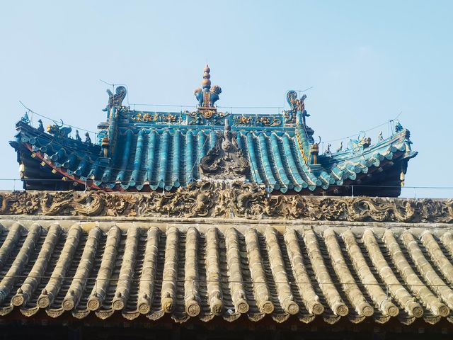 毛月色的城隍廟，琉璃覆蓋，飛簷四出