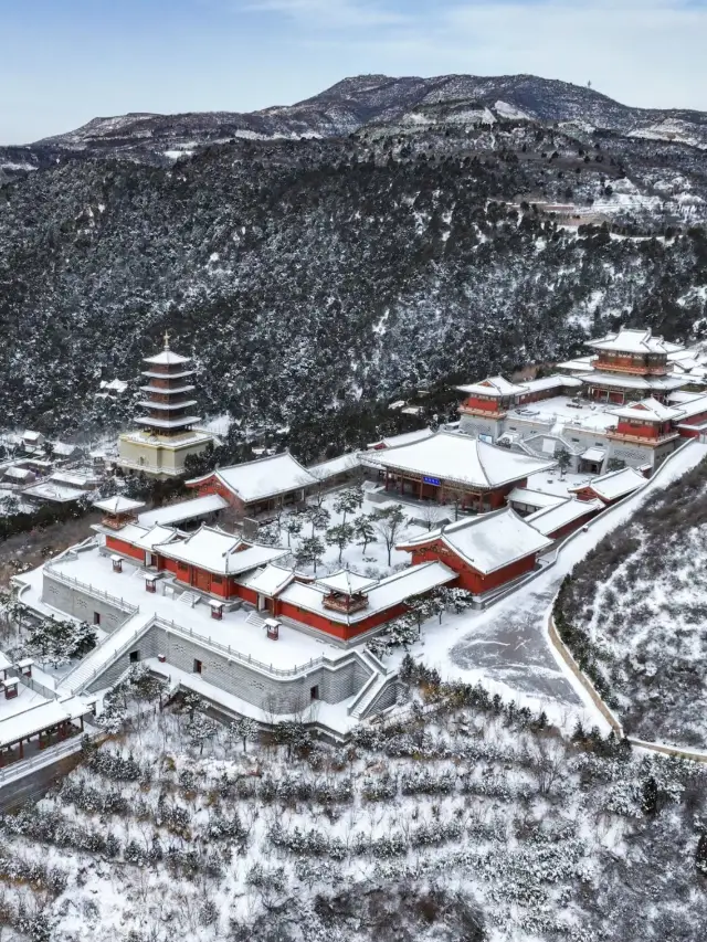 After the snow, Longquan Temple looks like the palaces of heaven as told in legends