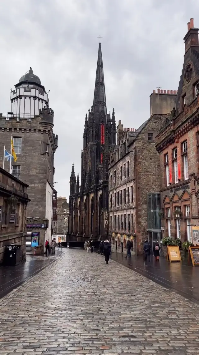 rielito taking us on a dreamy stroll through Edinburgh!