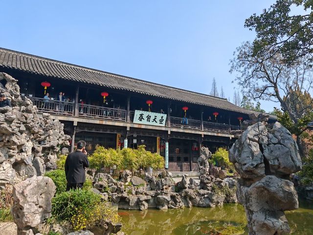 個園，原名壽芝園，位於江蘇省揚州市廣陵區東北隅，始建於明代，是揚州市保存完整，歷史悠久具有藝術價值的古典鹽商私家園林