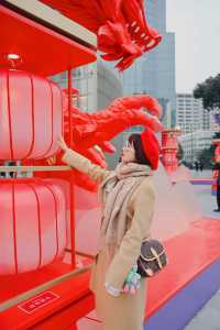 太震撼了徐家匯驚現中國紅的二龍戲珠