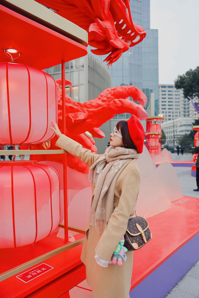 太震撼了徐家匯驚現中國紅的二龍戲珠 太震撼了徐家匯驚現中國紅的二龍戲珠