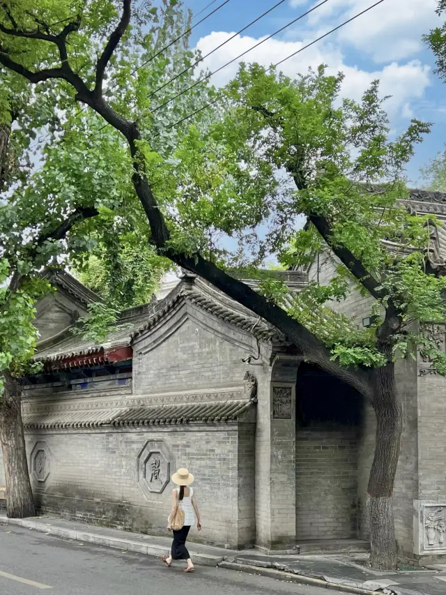 The old streets of Xi'an are 1000 times more fun than the Muslim Quarter!