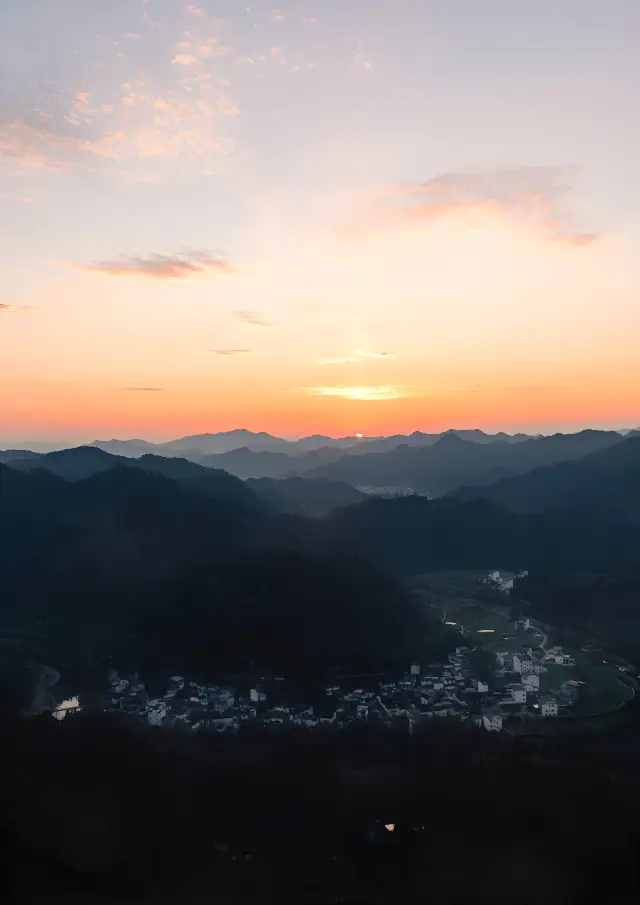 The Wan Nan version of the Thousand Mile River and Mountains painting, an ancient village floating in the clouds