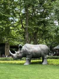 在繁華的靜安寺商圈，靜安公園是一塊珍貴的綠地