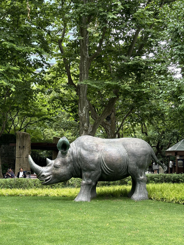 在繁華的靜安寺商圈，靜安公園是一塊珍貴的綠地