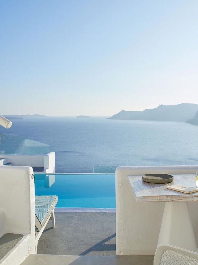 🌅 Santorini Bliss: La Perla Villas 🏨✨