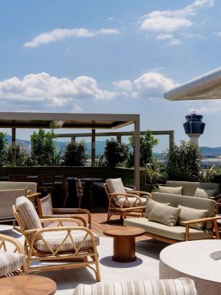 🌟✈️ Athens Layover Luxury: Sofitel's Prime Locale 🛏️🏛️