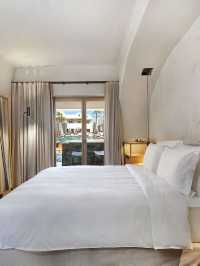 Santorini Sojourn 🌊✨: Luxe Clifftop Retreat!