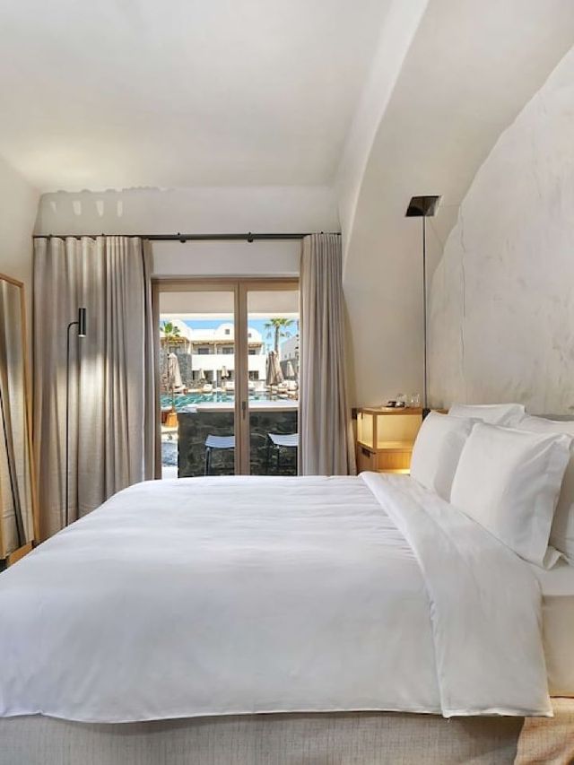 Santorini Sojourn 🌊✨: Luxe Clifftop Retreat!